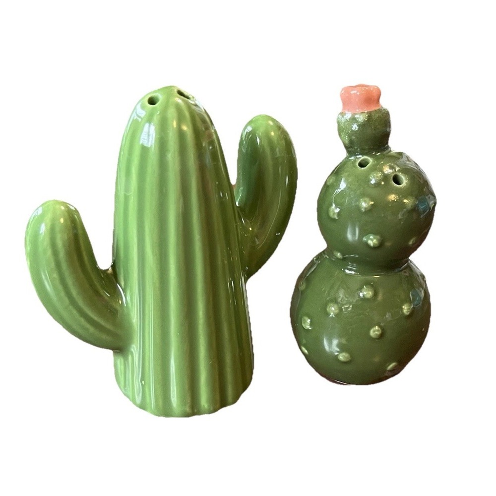 Target‎ Bullseye Playground 2022 Mini Cactus Salt Pepper Shakers Collectible Set